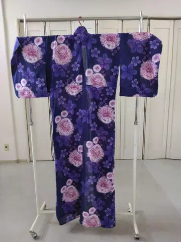 네이비 컬러의 꽃무늬 유카타와 일본 나막신 세트