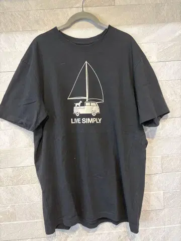 LIVE SIMPLY 세일링 카 티셔츠 블랙