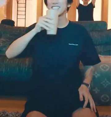 원오크 타카 착용 PEACE&QUIET 티셔츠 ONE OK ROCK