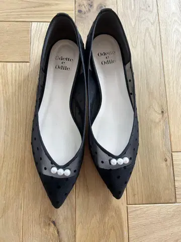 Odette e Odile 도트 메쉬 펌프스