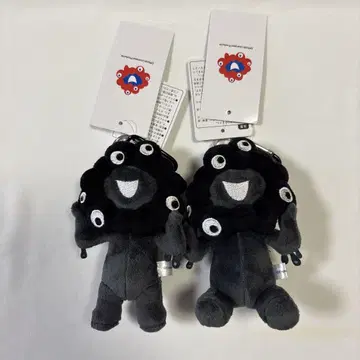 미야쿠미야쿠 카라비너 포함 블랙 스탠딩 및 앉은 자세