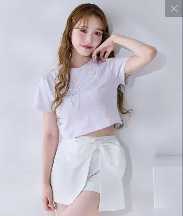NICE CLAUP 비쥬 로고 & 리본 티셔츠