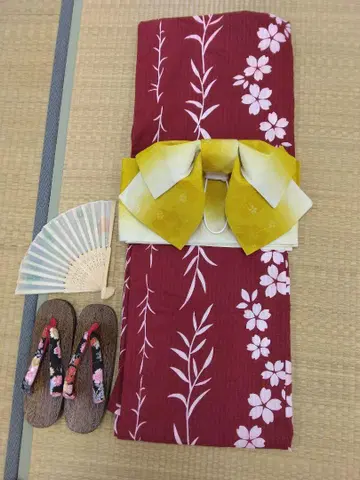 빨간색 꽃무늬 유카타, 오비, 일본 나막신, 부채 세트