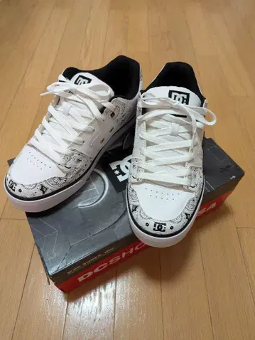 DC SHOES 화이트 페이즐리 스니커즈 27.5cm 새상품급 박스 포함