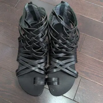 블랙 스트랩 디자인 샌들