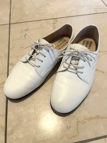 화이트 가죽 로퍼