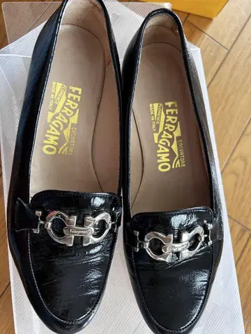 FERRAGAMO 블랙 로퍼