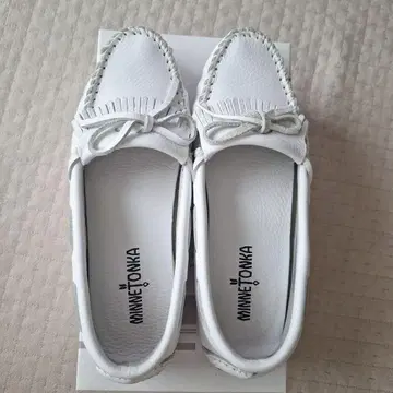 미네통카 모카신 가죽 화이트