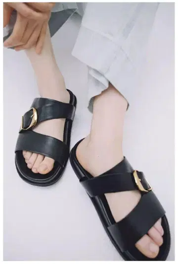 자라 버클 플랫 샌들