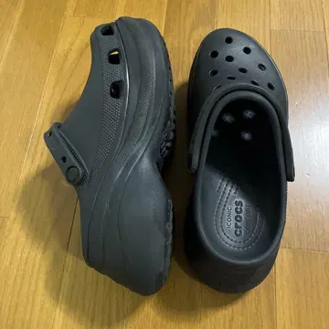 Crocs 블랙 클로그 샌들 사이즈 9