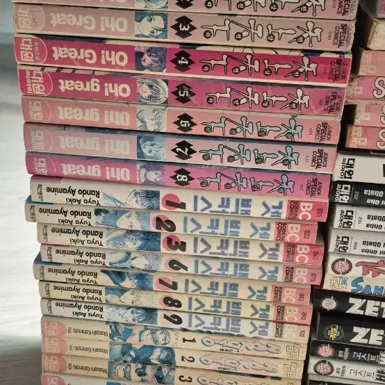 Various comic books on Bunjang Global Site.