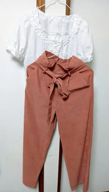 프릴이 달린 블라우스와 리본 팬츠 세트업