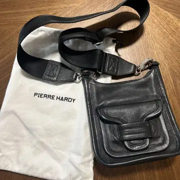 PIERRE HARDY 알파 데이 보이 숄더 블랙