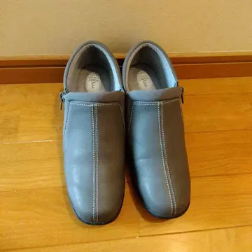 지퍼가 달린 그레이 모카신 24.0 cm