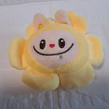 러브부 LABUBU flower 노랑 컬러의 웃는 캐릭터 봉제 인형