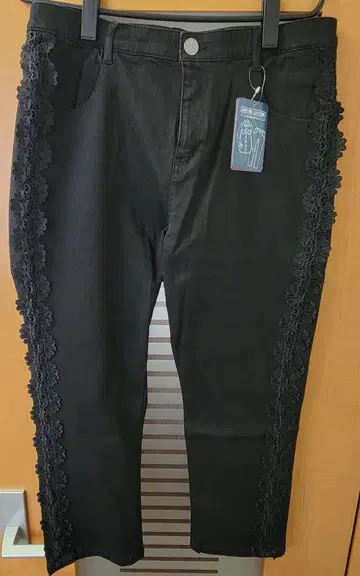 사이드 레이스가 있는 블랙 데님