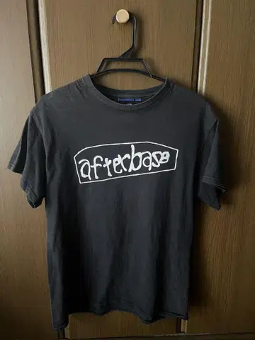 After afterbase 로고 티셔츠 블랙