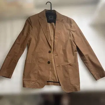 브라운 블레이저 심플한 디자인