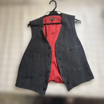 다크 그레이/레드 버튼이 달린 베스트