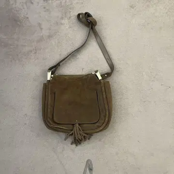 브라운 스웨이드 숄더백 프린지 장식