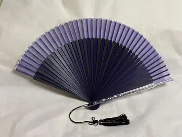 보라색 태슬이 달린 부채