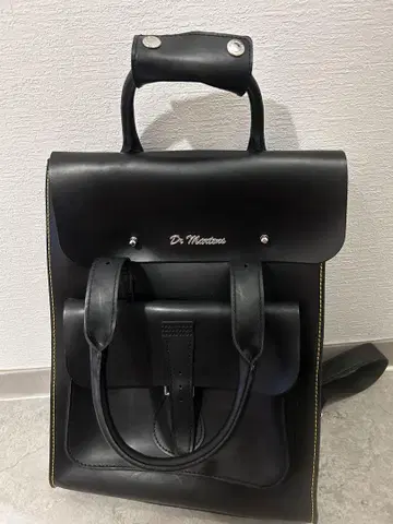 Dr. Martens 블랙 가죽 백팩