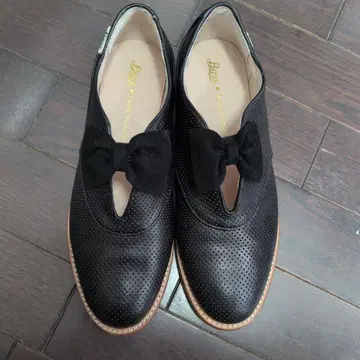 Bass 리본 포함 블랙 로퍼