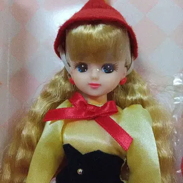 리카짱 인형 금발 빨간 스커트