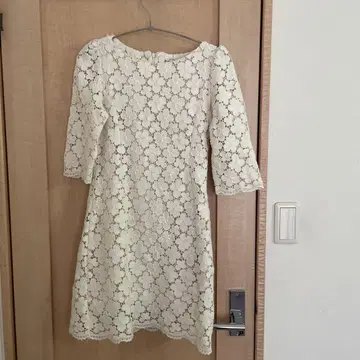 아이보리 레이스 꽃무늬 7부 소매 미니 원피스