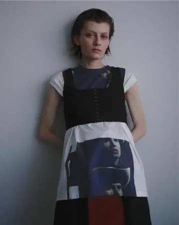 JANE SMITH 슬리브리스 티셔츠