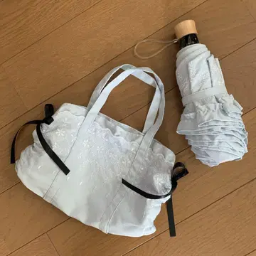 레이스 프릴이 달린 세련된 접이식 양산, 손잡이 포함 가방