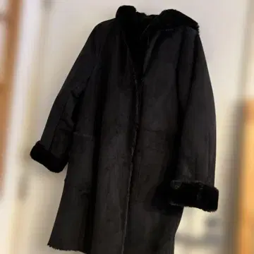 블랙 후드 부착 무스탕 코트