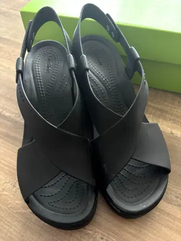Crocs 브루클린 블랙 크로스 스트랩 샌들 통굽 사이즈 W7