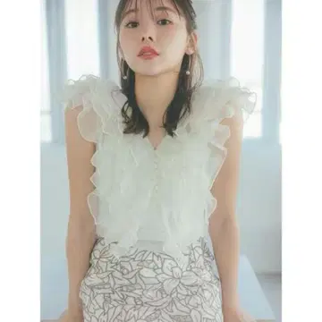 SNIDEL 슬리브리스 프릴 블라우스