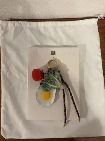 완판템 새상품 자라 멀티 참 메탈 키링 토마토와 눈알