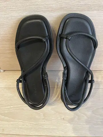 블랙 크로스 스트랩 샌들