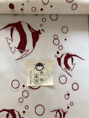 죽선 유카타 옷감 화이트 베이스에 크림슨 도트와 물고기