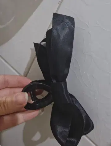 블랙 리본이 포함된 헤어 클립