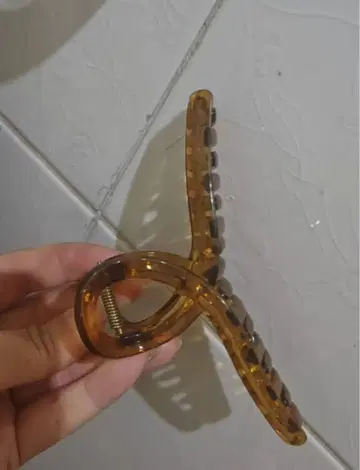 브라운 물결 모양 디자인 헤어 클립