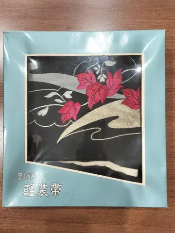 가벼운 오비 블랙 베이스 빨간색 잎 자수