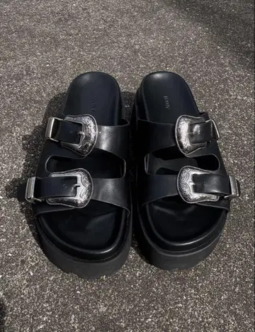 아메리 메디 웨스턴 버클 샌들
