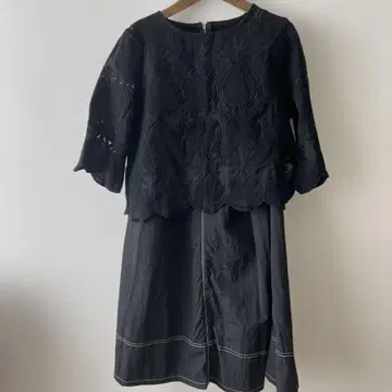 블랙 비침 자수 블라우스, 화이트 라인 스티치 블랙 스커트 세트