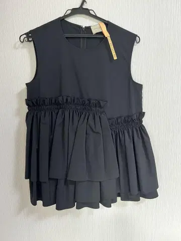 UNITED ARROWS 블랙 프릴 슬리브리스