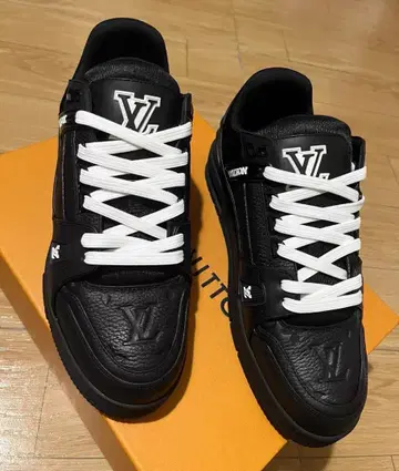 블랙 스니커즈