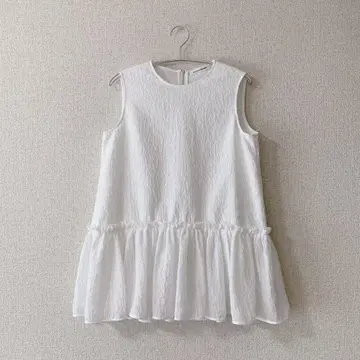 새상품급 엠프리미어 블랙 슬리브리스 플레어 탑