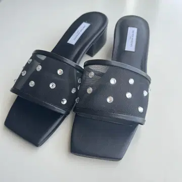 스톤이 달린 블랙 메쉬 뮬