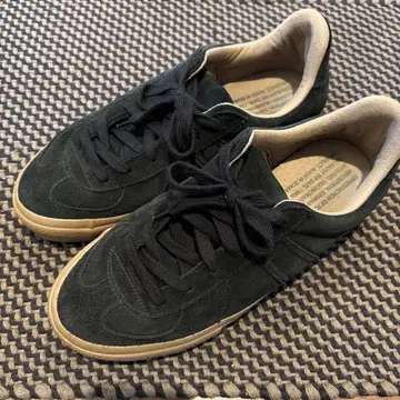 Reproduction of found 블랙 스웨이드 스니커즈