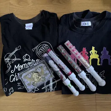 모모쿠로 상자 포함 티셔츠 2장, 응원봉 4개 포함