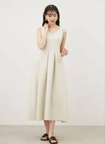 데콜테 슬리브리스 구조 플레어 니트 원피스