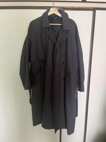 블랙 더블 브레스트 트렌치코트